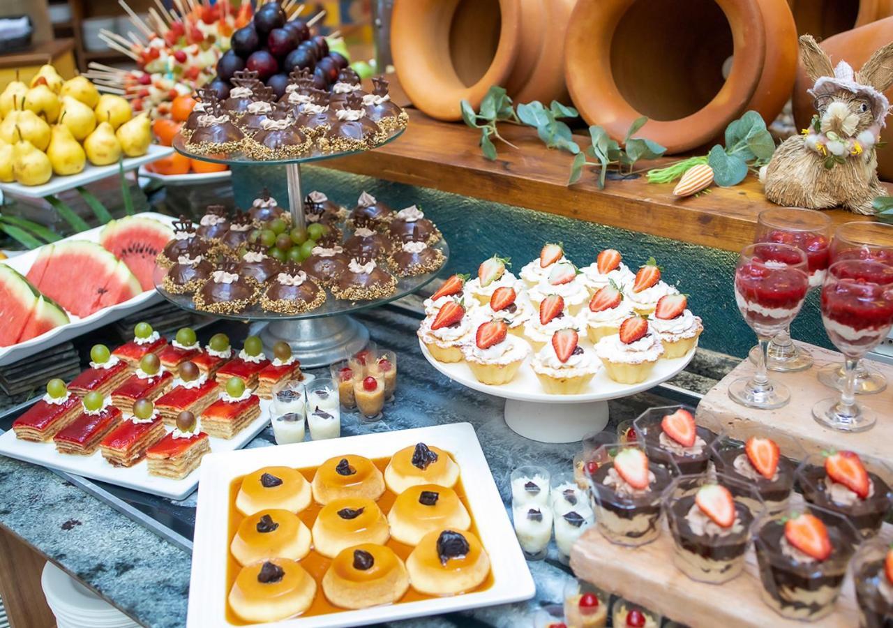 Hot Beach Resort Olímpia 외부 사진 A dessert buffet
